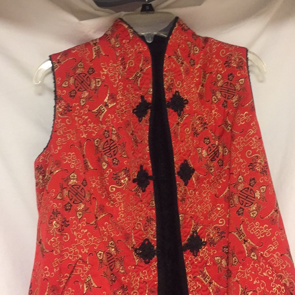 Reversible sleeveless jacket
